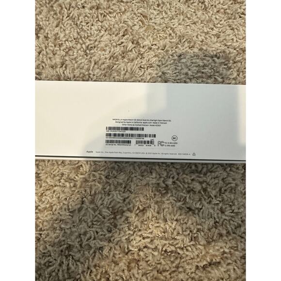 Apple Watch SE Gold Aluminum Case 40 MM - Picture 3 of 3